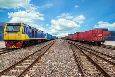 火车车厂布局货物列车与货运火车集装箱在大埔车厂平台照片